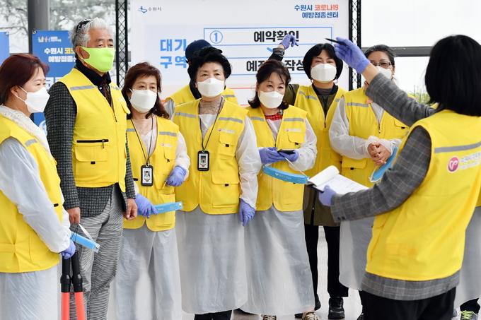 지난 2021년 코로나19 예방접종센터에서 활약한 자원봉사자들.