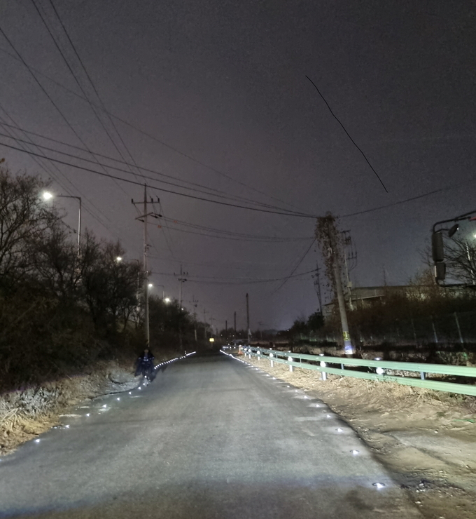 시흥시가 방산버스공영차고지 주변에 도로안전시설물(보호난간, 태양광 활주로형 표지병, 과속방지턱)을 설치했다. (사진=시흥시 제공)