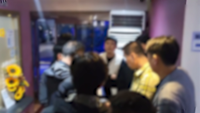  경찰이 ‘강남 학원가 마약음료’ 사건 일당을 검거하는 모습. (사진=경기남부경찰청 제공)