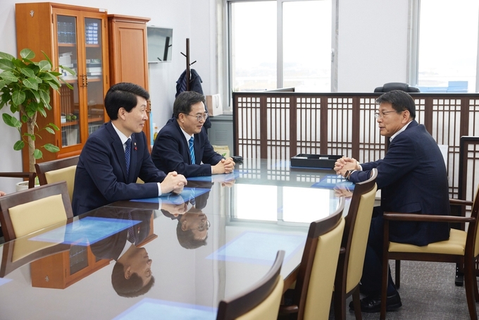 김동연 경기도지사(가운데)와 김민철(민주·의정부을) 국회의원이 12일 국회에서 서삼석 예산결산특별위원회 위원장을 만나 경기도 주요 국비사업에 대한 지원을 요청하고 있다. (사진=경기도 제공)