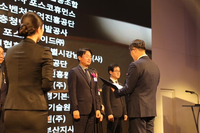 지난 8일 한전 경기본부가 ‘제5회 지역사회공헌 인정의 날’ 기념식에서 보건복지부 장관상을 수상했다. (사진=한전 경기본부 제공)