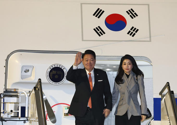 네덜란드를 국빈 방문한 윤석열 대통령과 부인 김건희 여사가 11일(현지시간) 암스테르담 스히폴 공항에 도착, 전용기인 공군 1호기에서 내리며 인사하고 있다. (사진=연합뉴스)