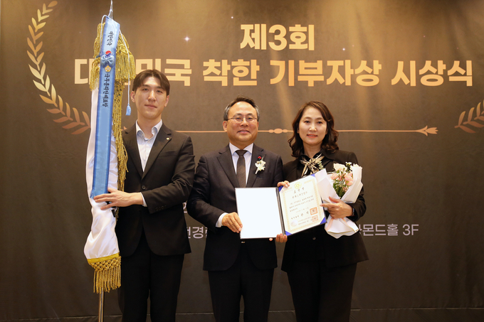 문수진 한화손해보험 고객서비스실 상무(오른쪽)가 수상 후 고기동 행정안전부 차관(가운데)과 기념촬영을 하고 있다. (사진=한화손해보험 제공)