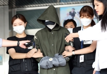  생후 36일 된 아기를 살해한 혐의를 받는 20대 친모가 검찰에 송치되는 모습. (사진=연합뉴스 제공)
