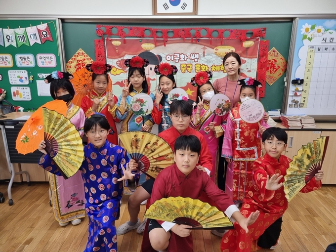 찾아가는 외국어교육 여름캠프가 열려 초등학생 300여 명이 참여했다. ( 사진 = 동아시아국제교육원 제공 )
