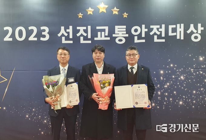 박진혁 교수가(우측) 선진교통 안전대상에서 행정안전부장관 표창을 수상했다. (사진=이호민 기자)