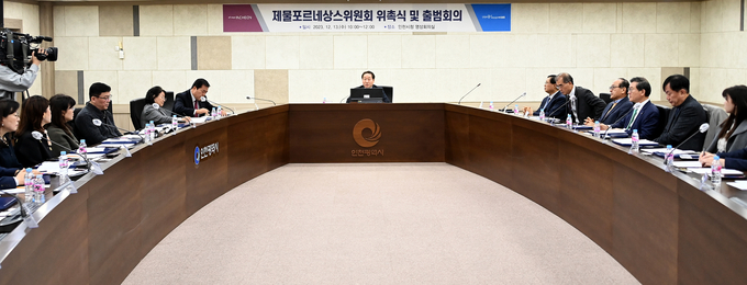 유정복 인천시장이 13일 '제물포르네상스위원회 위촉식 및 출범회의'에서 인사말을 하고 있다. ( 사진 = 인천시 제공 )