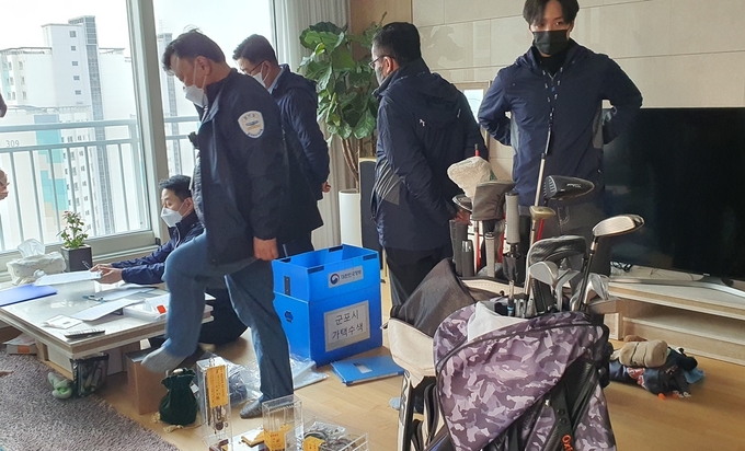경기도가 올해 10월까지 고액·상습체납자에 대한 지방세 체납액 735억 원을 징수했다. 사진은 체납자 대상 가택수색을 진행하는 모습. (사진=경기도 제공)