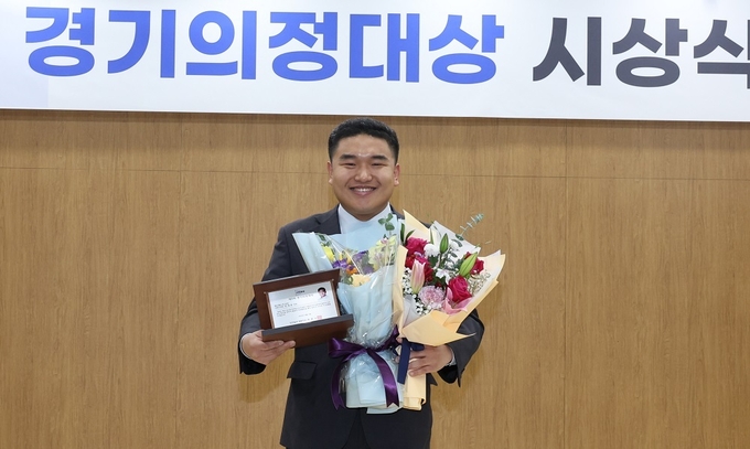 한채훈 의왕시의회 의원이 기초의원 매니페스토 부분 대상을 수상하고 있다. (사진=의왕시의회 제공) 