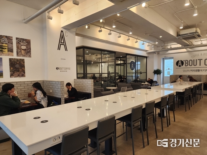 넓은 공간을 갖춘 한 카페 내부 전경. (사진=이효정 기자)