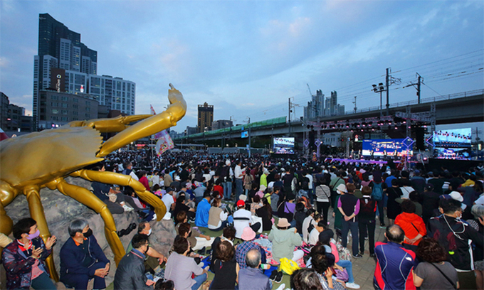 인천 남동구 논현동 소래포구 해오름광장에서 소래포구축제 공연이 펼쳐지고 있다. ( 사진 = 남동구 제공 )
