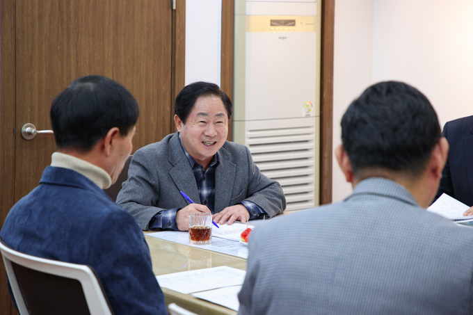 주광덕 남양주시장이 12일 별내발전연합회 회원들과 간담회를 진행하고 있다. (사진=남양주시 제공)