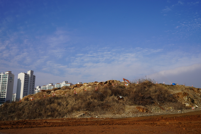 불로동 산74번지 일원에서 인천검단 택지개발사업 조성공사(2-2공구) AA25블록 시험발파가 13일 이뤄졌다. ( 사진 = 김주헌 기자 )