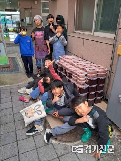 안성시 광선초등학교 선생님과 학생, 학부모들이 죽산면사무소에 김장김치를 기탁하고 있다. (사진=안성시 제공)