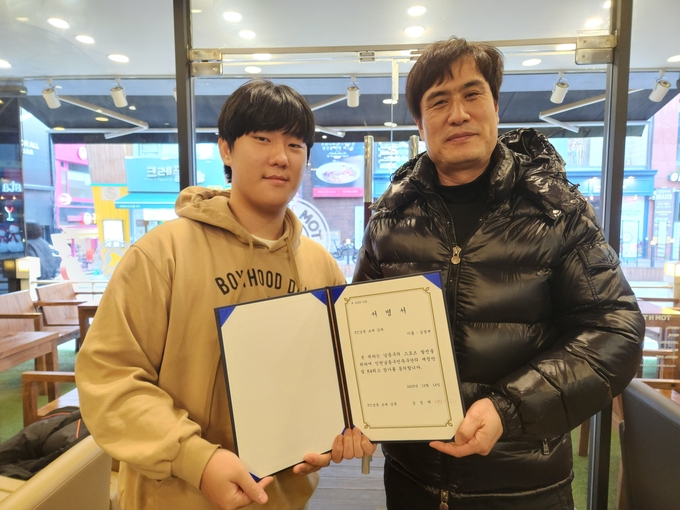 13일 오후 김정재 전 FC남동 감독과 박하진 군이 만나 재창단 동의 서명서에 서명 후 기념촬영하고 있다. ( 사진 = 박지현 기자 )