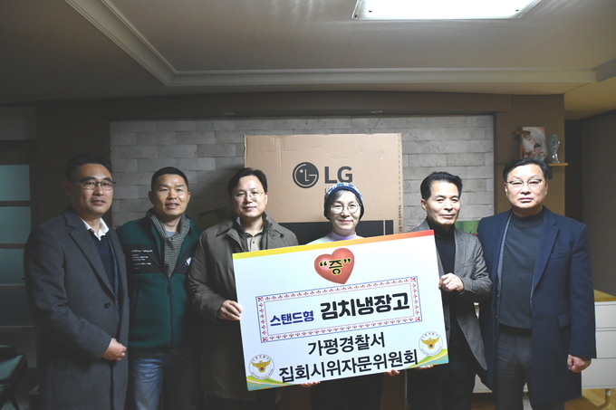 가평경찰서는 집회시위자문위원회와 합동으로 12일 연말을 맞아 가평 내 아동공동생활가정에 사랑 나눔 기부행사를 개최하고 있다. (사진=가평경찰서 제공)