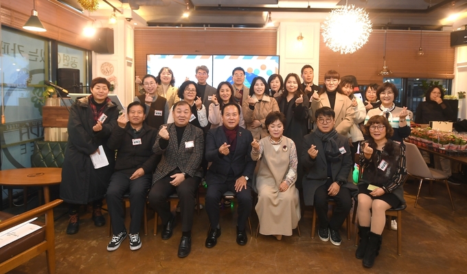 이권재 오산시장과 사회적경제기업인들이 함께 기념촬영을 하고 있다. (사진=오산시 제공)