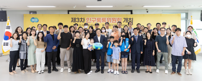 지난 9월 18일 경기도청에서 진행된 제3차 인구톡톡위원회 정기위원회에서 김동연 경기도지사와 도민참여단 등이 기념촬영을 하고 있다. (사진=경기도 제공)