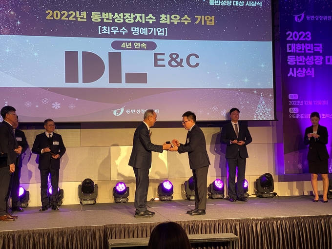 안지훈 DL이앤씨 외주구매실장(오른쪽)이 오영교 동반성장위원회 위원장(왼쪽)으로부터 최우수 명예기업상을 수상하고 있는 모습. (사진=DL이앤씨 제공)