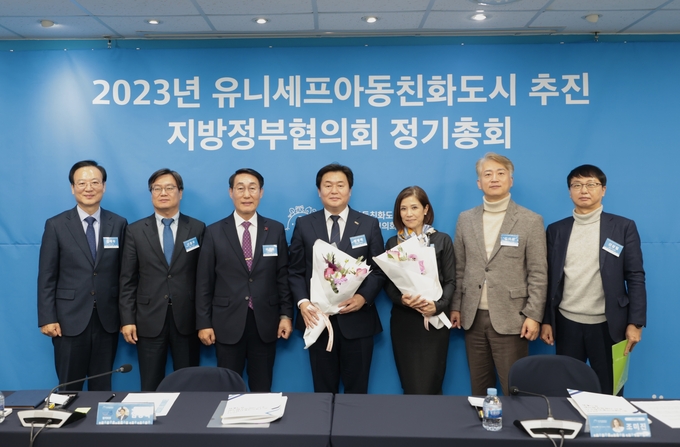 (왼쪽부터) 김태우 논산시 부시장, 신종우 은평구 부구청장, 이용록 홍성군수, 임병택 시흥시장, 조미진 유니세프한국위원회 사무총장, 김이강 광주 서구청장, 신상철 성북구 부구청장. (사진=시흥시 제공)