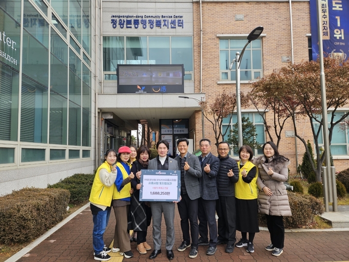 시흥시 토지정보과와 한국공인중개사협회 경기남부지부 시흥시지회가 지난 12일 ‘정왕본동 취약계층을 위한 후원금’ 약 168만 원을 정왕본동 지역사회보장협의체에 기탁했다.(사진=시흥시 제공)