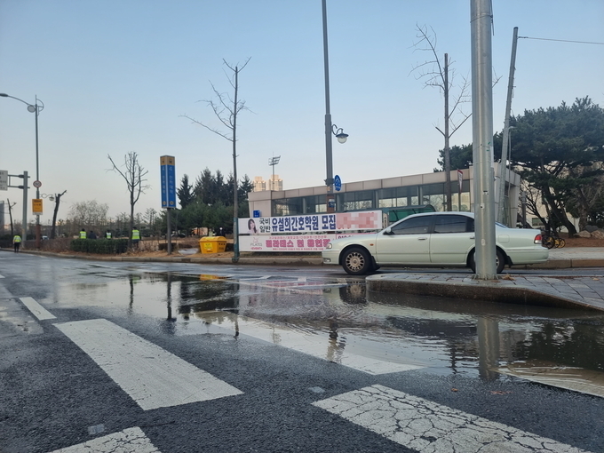 지난 8일 상수도관 파열로 인하대역 인근에 물난리가 났다. ( 사진 = 김민지 기자 )