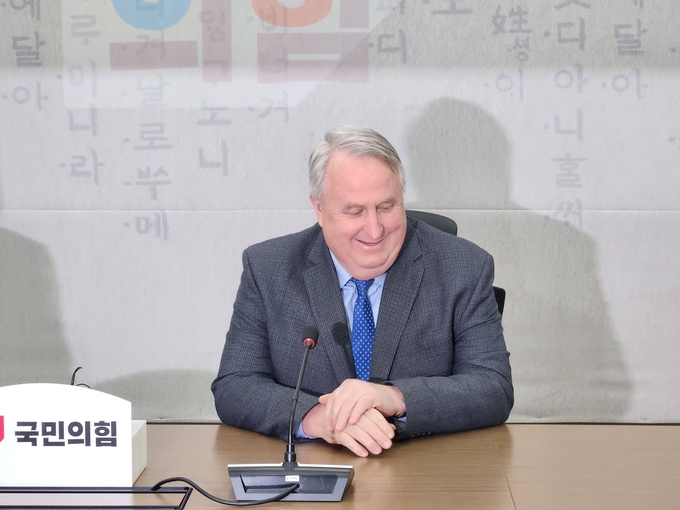 인요한 전 국민의힘 혁신위원장이 미소짓고 있다. (사진=김한별 기자)