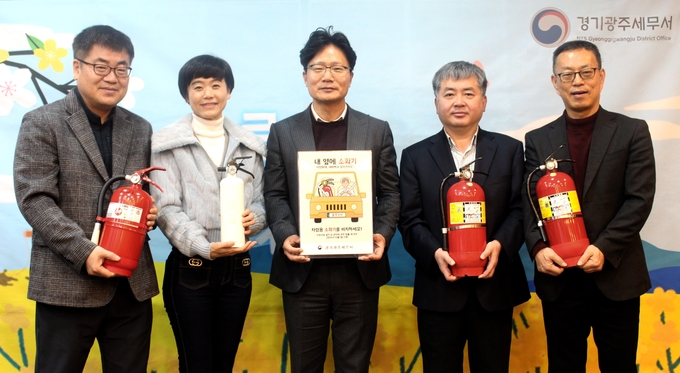 정경철 서장과 경기광주세무서 각과 과장. (사진=경기광주세무서 제공)