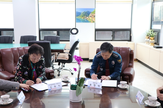 진화자 구리문화재단 대표이사와 목현태 구리경찰서장이 안전문화 정착 및 문화예술 발전 도모를 위한 업무협약을 체결하고 있다. (사진=구리시 제공)