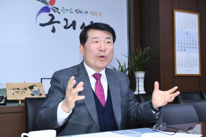 백경현 구리시장이 시내버스 노선 신설과 증차 등 교통난 해소를 위한 향후 추진계획 등을 밝히고 있다.(사진=구리시 제공)