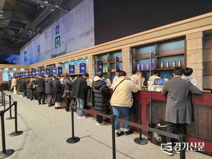 관람객들이 굿즈샵에서 고른 물건을 계산하고 있다. (사진=이효정 기자)