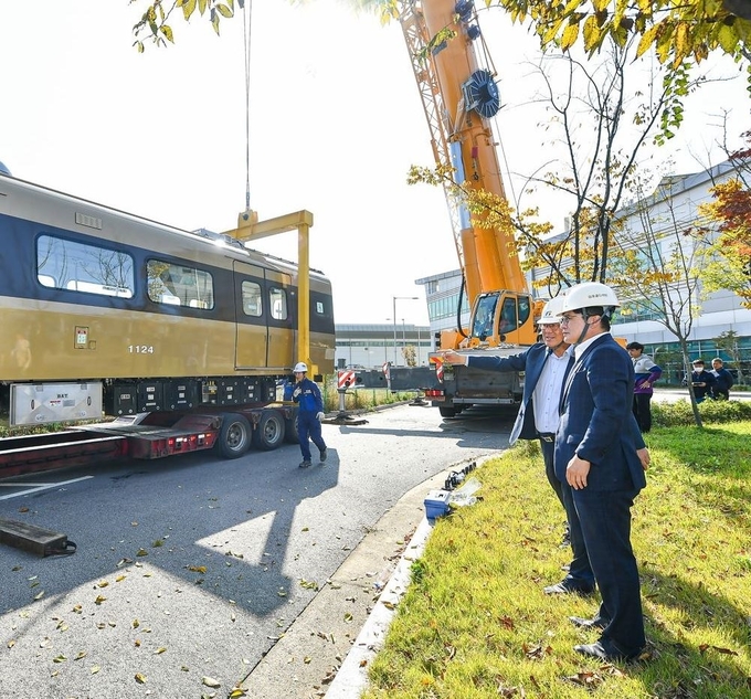 김포시 골드라인(지하철)이 김병수 김포시장이 지난 10월 27일 증차된 골드라인의 첫 번째 편성차량 현장점검에서 관계자들과 얘기를 나누고 있다. (사진=김포시 제공)