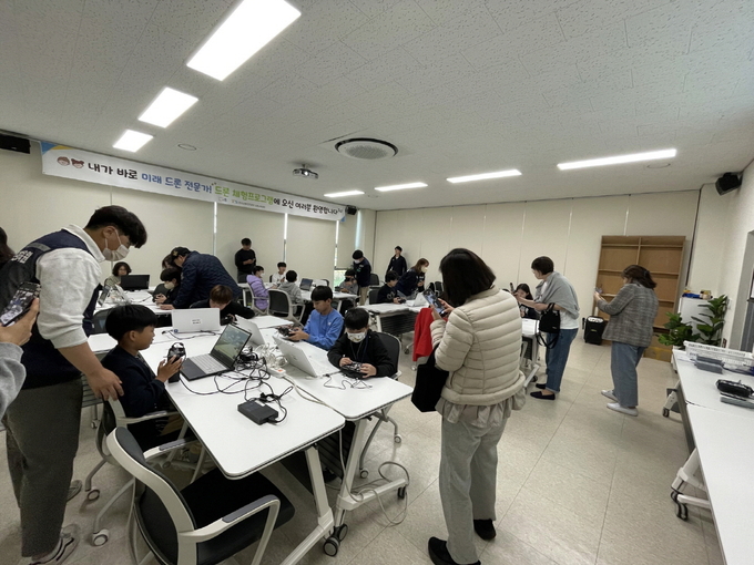 시흥시는 한국교통안전공단과 국내 드론산업 발전을 위한 ‘2023년 드론교육센터 시설 개방 및 체험교육’을 성공적으로 마쳤다. (사진=시흥시 제공)