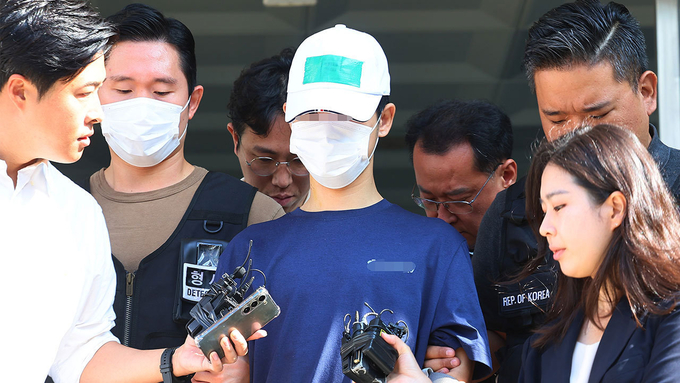 옛 여자친구를 살해한 혐의로 구속된 30대 남성 A씨가 검찰로 송치되고 있다. ( 사진 = 연합뉴스 제공 )