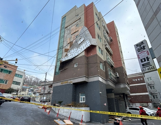 지난 16일 오후 미추홀구 주안동에서 한 건물 외벽 마감재가 떨어져 소방당국이 안전조치에 나서고 있다. ( 사진 = 인천소방본부 제공 )