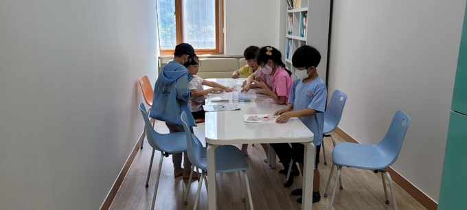 교문초 복지실에 아이들이 모여 놀이를 즐기고 있다. (사진=교문초등학교 제공) 