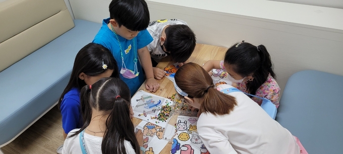 교문초 아이들이 복지실에서 체험 프로그램을 진행하고 있다. (사진=교문초등학교 제공)