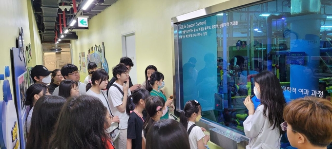 교문초 아이들이 교사와 함께 현장학습을 체험하고 있다. (사진=교문초등학교 제공)