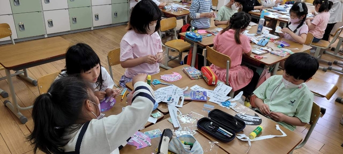 교문초 아이들이 미술 프로그램을 진행하고 있다. (사진=교문초등학교 제공) 