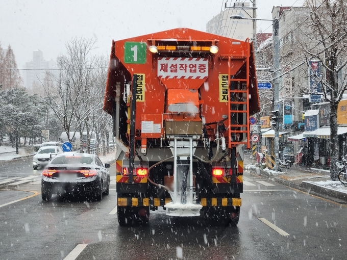  지난 16일 대설주의보가 내린 수원에서 제설 차량이 제설작업을 진행하는 모습. (사진=연합뉴스 제공)