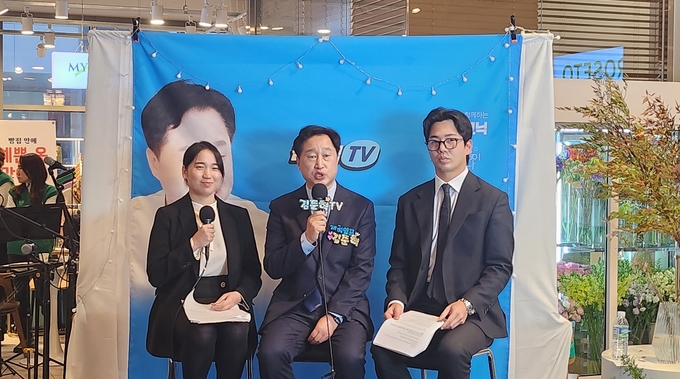 17일 수원 빵준서 광교점에서 열린 출판기념회에서 김준혁(가운데) 한신대 교수가 출마 선언을 하고 있다. (사진=김준혁 한신대 교수 제공)