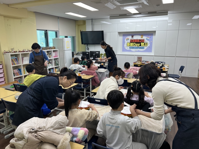 광명교육지원청은 관내 초등학교 돌봄교실을 대상으로 "학교로 찾아가는 2023 초등돌봄교실 돌봄데이"를 운영했다. (사진=광명교육지원청 제공)