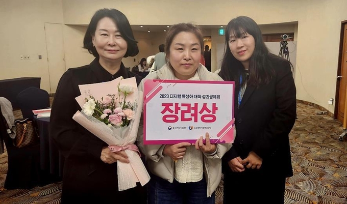 (왼쪽부터) 사업 담당 PM 이미옥 교수, 박은옥 수료생, 지다영 담당 매니저. (사진=한신대학교 제공)