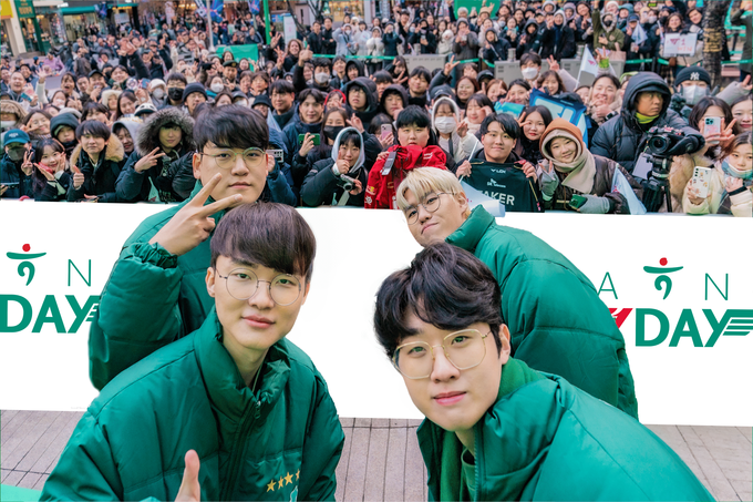 (왼쪽 상단부터 시계방향) T1의 '구마유시' 이민형 선수, '오너' 문현준 선수, '제우스' 최우제 선수, '페이커' 이상혁 선수가 하나은행이 진행한 '하나T1데이' 이벤트를 마치고 팬들과 함께 셀카를 찍고 있다. (사진=하나은행 제공)
