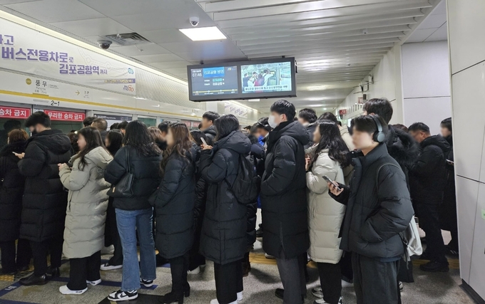  18일 김포도시철도 열차 1대가 고장으로 멈춰서 승객이 불편을 겪는 모습. (사진=연합늇 제공)