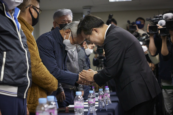 지난해 10월 경기도와 진실·화해를위한과거사정리위원회가 공동 주최한 기자회견에서 김동연 경기도지사가 선감학원 인권침해 피해자를 위로하고 있다. (사진=경기도 제공)