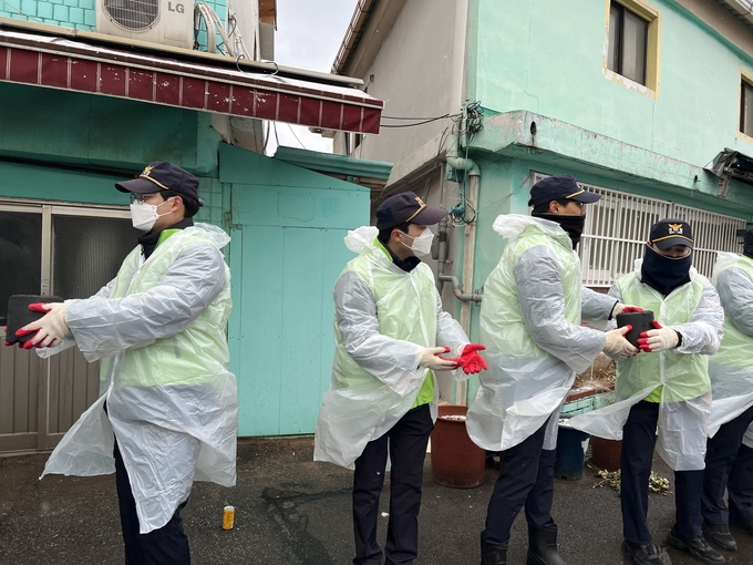 지난 16일 인천 동구 화평동 일대에서 인천경찰청 제3기동대원들이 연탄배달 봉사를 진행하고 있다. ( 사진 = 인천경찰청 제공 )