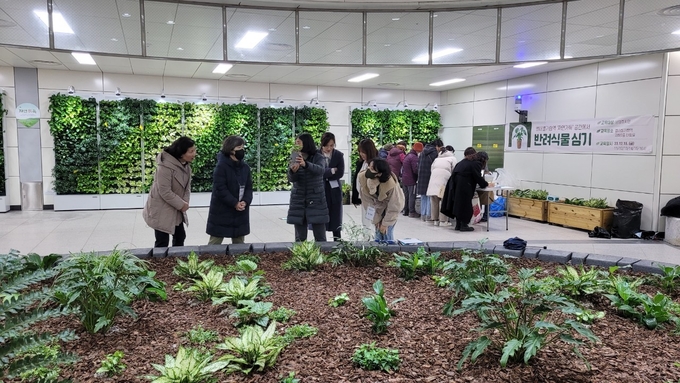 남양주 별내별가람역 지하2층 대합실에 조성된 ‘반려식물 체험장'. (사진=남양주시 제공)