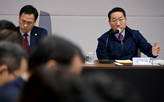 유정복 인천시장이 18일 시청 장미홀에서 글로벌도시국, 도시계획국, 도시균형국의 글로벌·원도심 분야 2024년 주요업무보고를 받고 있다. ( 사진 = 인천시 제공 )