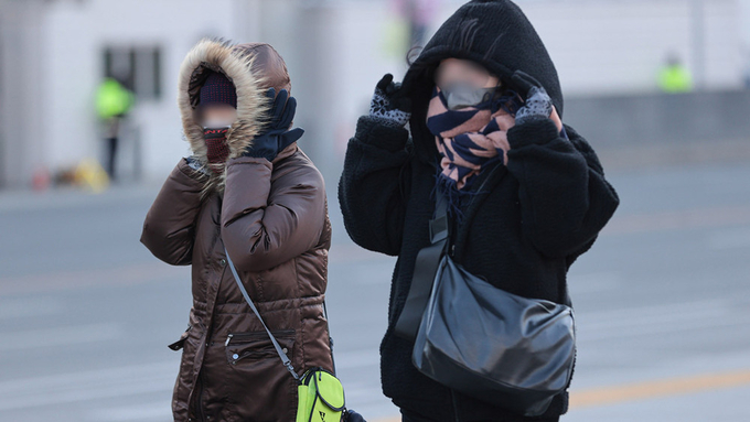인천에서 시민들이 두터운 옷을 입고 출근하고 있다. ( 사진 = 연합뉴스 제공 )